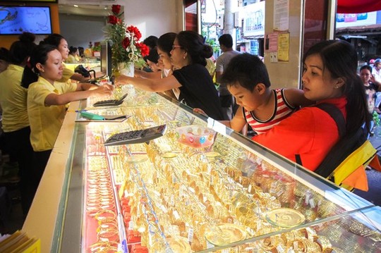 Gold prices fall in VN on October 5